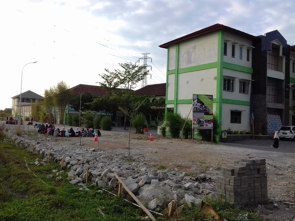 Wakaf Pavingisasi Halaman Pesantren