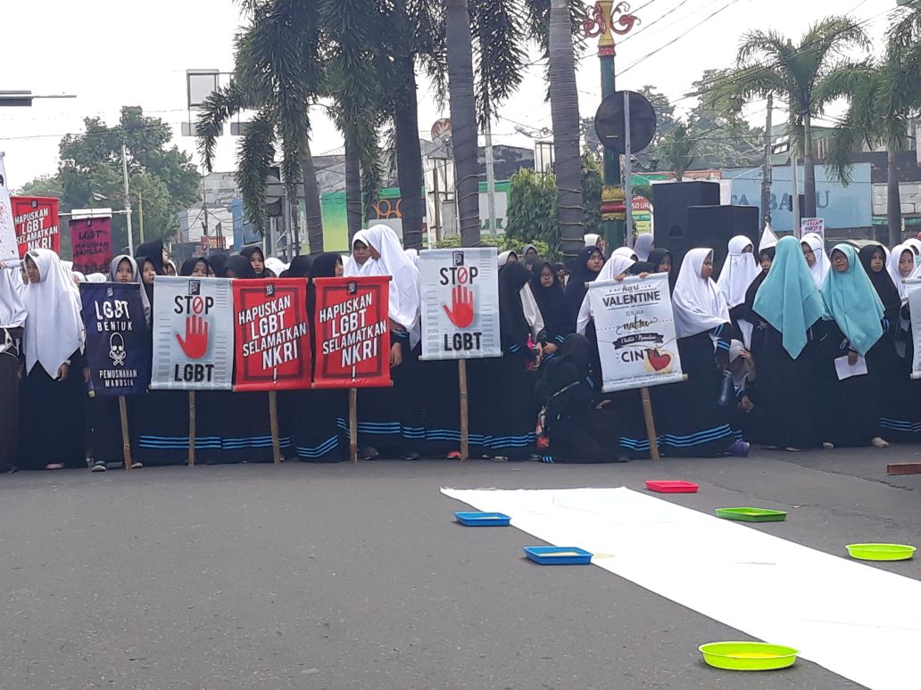 Gelar Aksi Simpatik, Santri Ibnu AbbasTolak LGBT dan Valentine Day