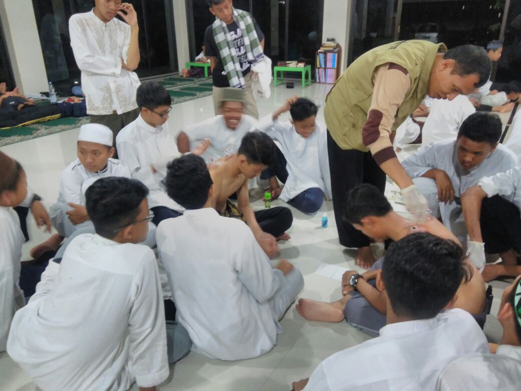 Lestarikan Sunnah, Santri Putra PPTQ Ibnu Abbas Dilatih Bekam