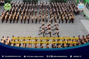 Apel Hardiknas, Ustadz Achmad Dorong Santri Semangat Belajar dan Berprestasi